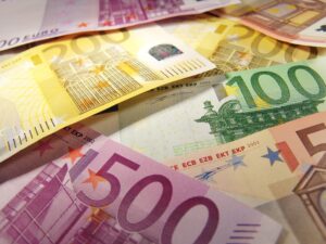 Долар та євро дорожчають: ситуація на валютному ринку 26 жовтня