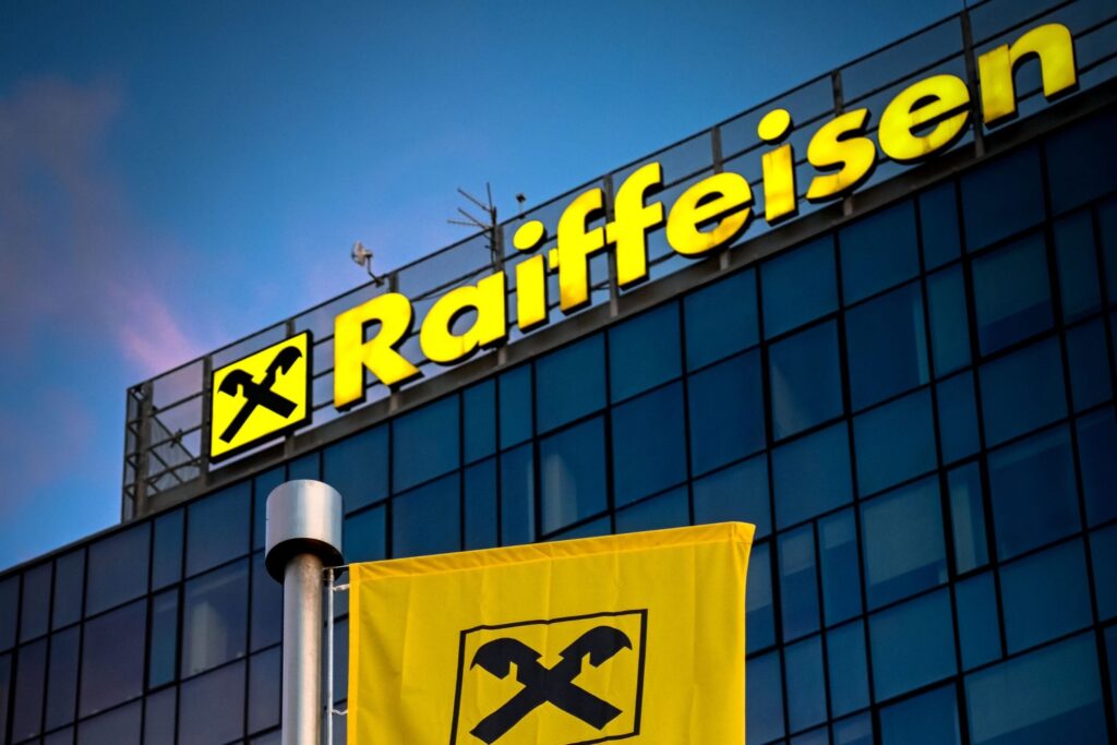 Raiffeisen може стягнути понад три мільярди євро із заморожених російських активів через суперечку довкола Strabag